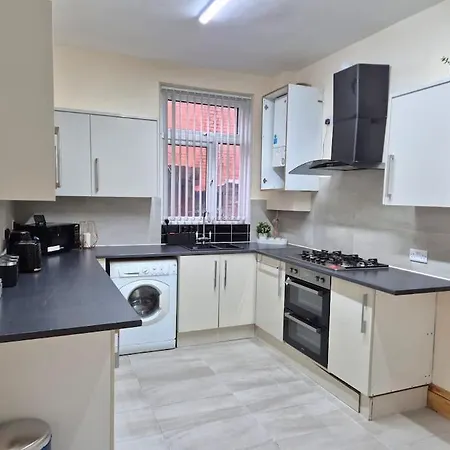Large Four Bedroom House In Manchester Near Centre Exterior photo