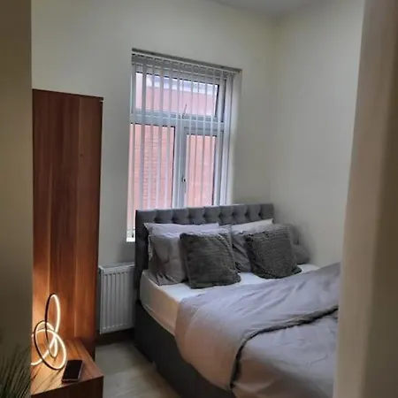 Large Four Bedroom House In Manchester Near Centre Exterior photo