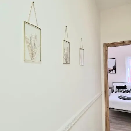 Large Four Bedroom House In Manchester Near Centre Exterior photo