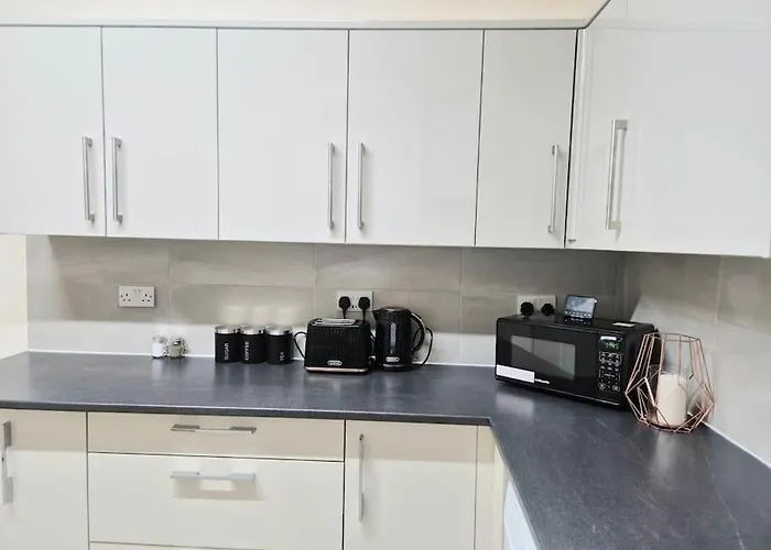 Large Four Bedroom House In Manchester Near Centre