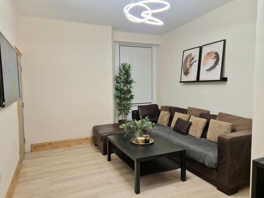 Holiday home Large Four Bedroom House In Near Centre *